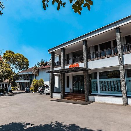 Super Oyo 686 Bunga Karang Hotel Bekasi Exterior photo