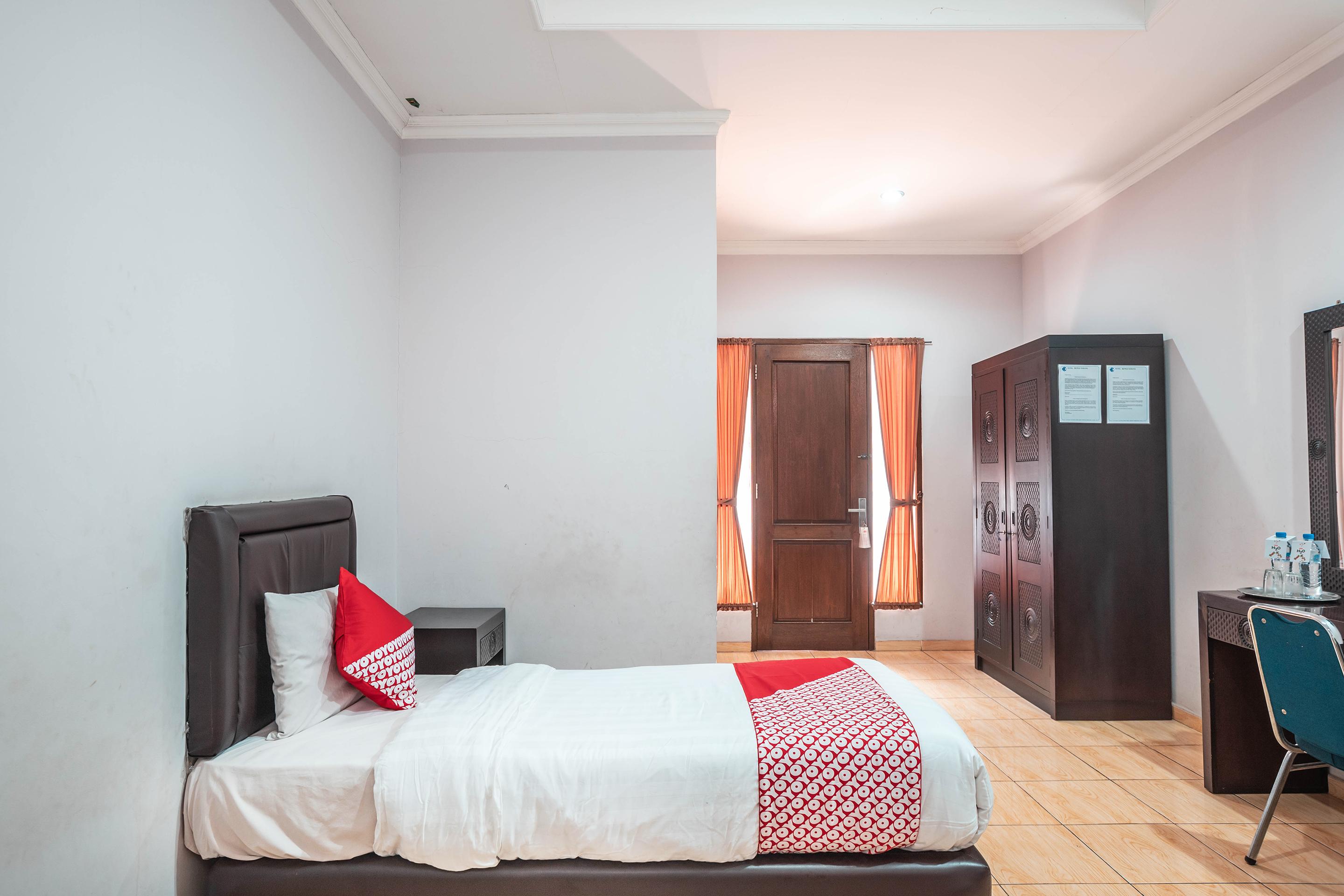 Super Oyo 686 Bunga Karang Hotel Bekasi Exterior photo
