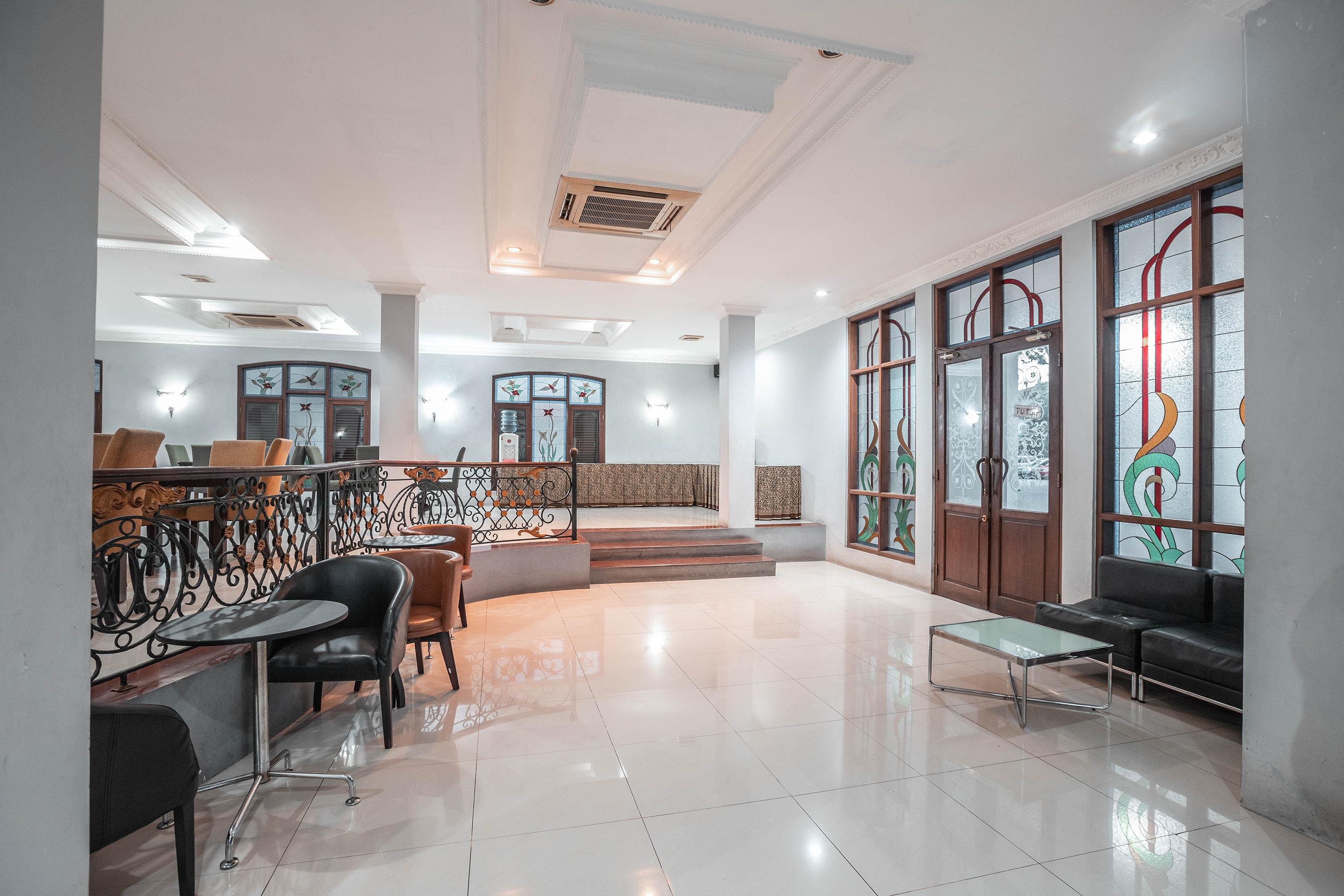 Super Oyo 686 Bunga Karang Hotel Bekasi Exterior photo