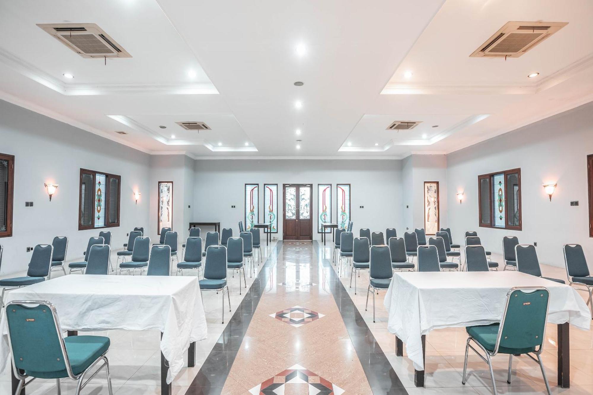 Super Oyo 686 Bunga Karang Hotel Bekasi Exterior photo
