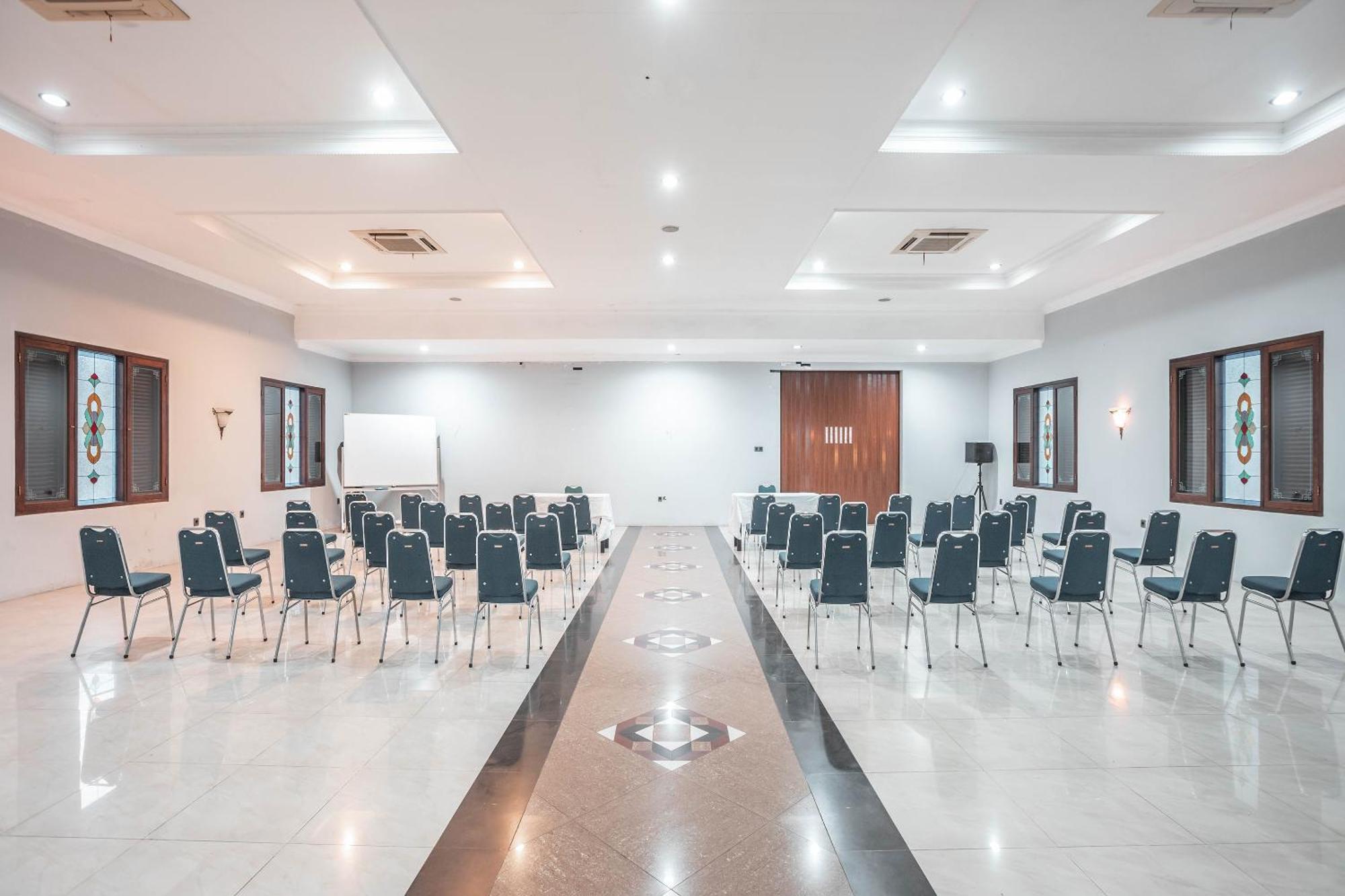 Super Oyo 686 Bunga Karang Hotel Bekasi Exterior photo
