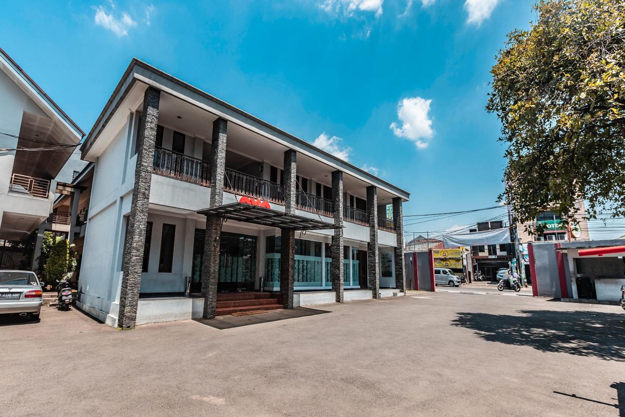 Super Oyo 686 Bunga Karang Hotel Bekasi Exterior photo