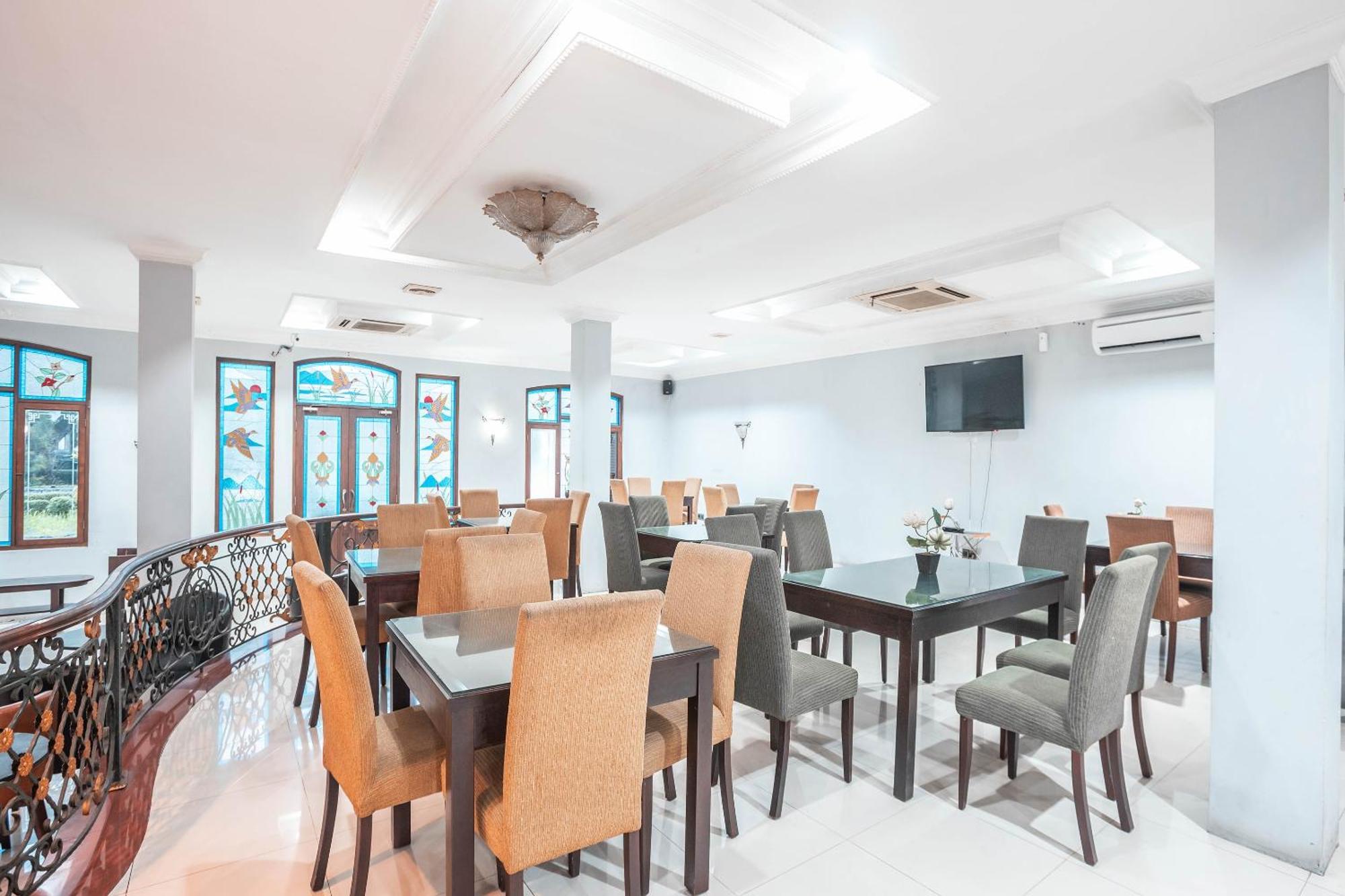 Super Oyo 686 Bunga Karang Hotel Bekasi Exterior photo