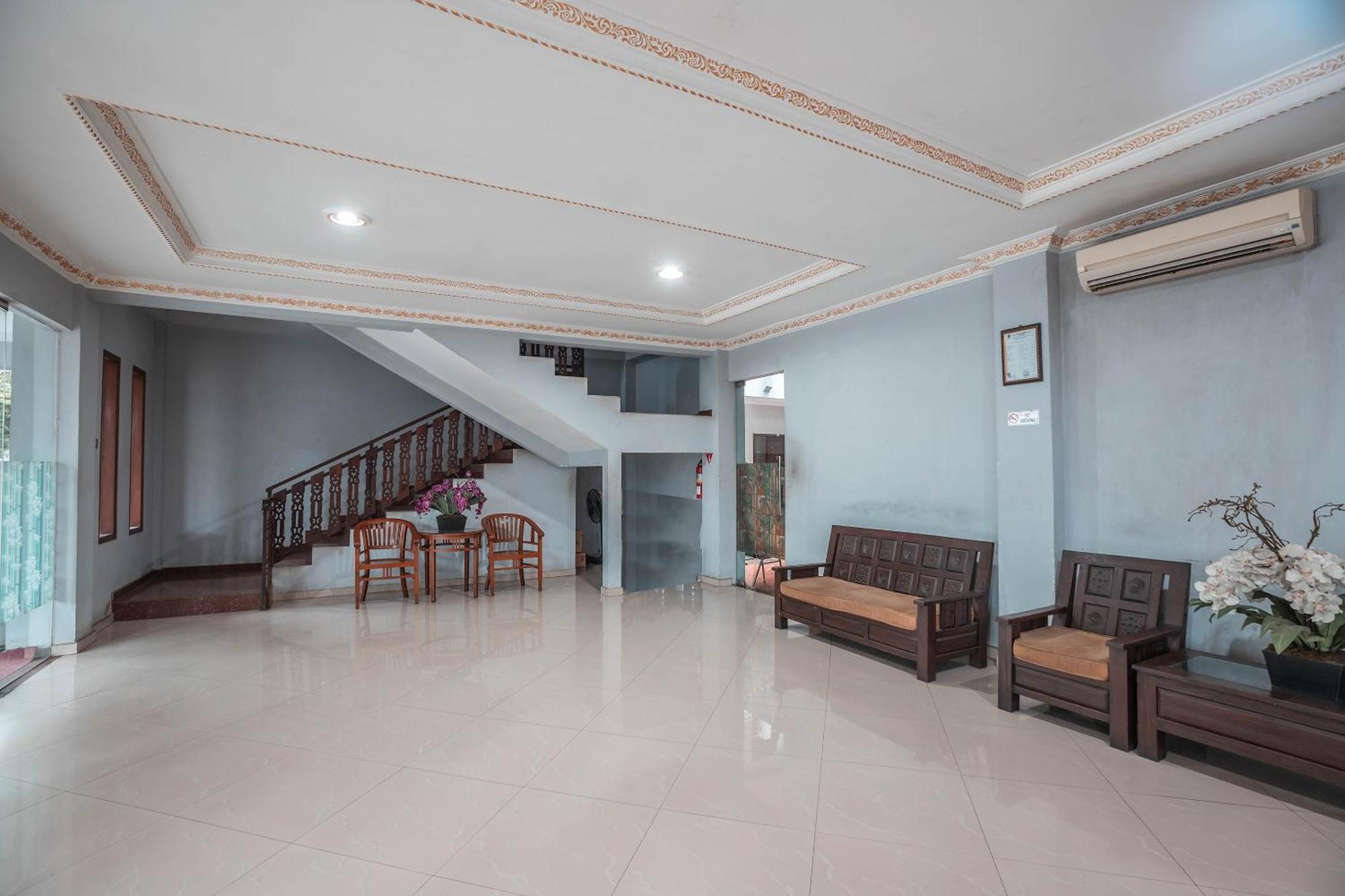 Super Oyo 686 Bunga Karang Hotel Bekasi Exterior photo