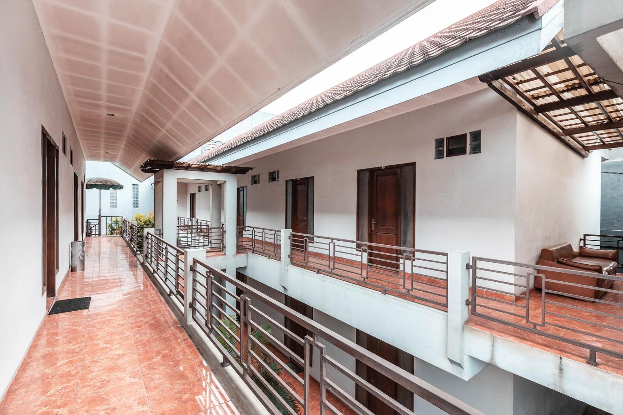 Super Oyo 686 Bunga Karang Hotel Bekasi Exterior photo